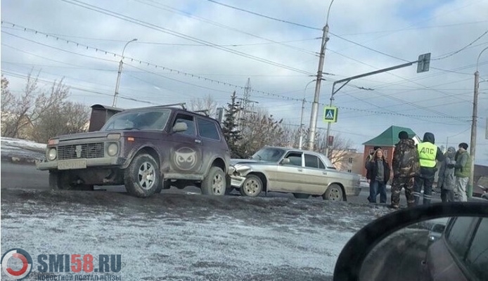 Волга «догнала» Ниву по пути в центр Пензы