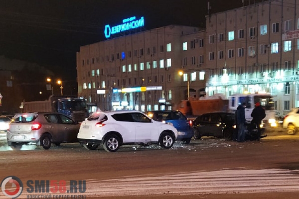 В Пензе у ТЦ «Суворовский» в ДТП попали три машины