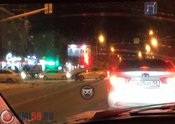 В Пензе несколько человек пострадали в ДТП на Луначарского с машиной такси