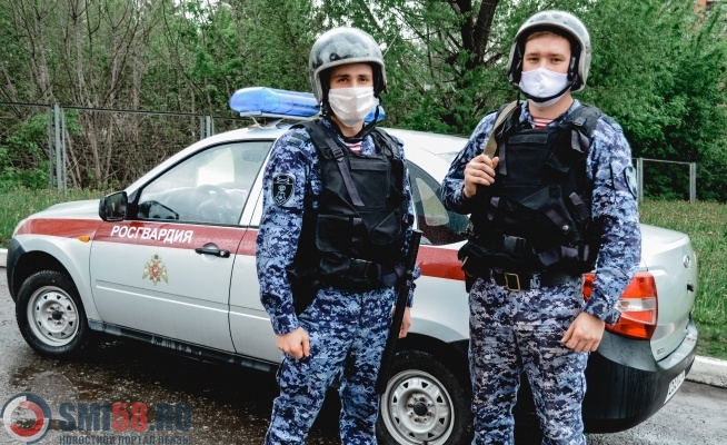 В Пензе росгвардейцы вытащили мужчину из болота