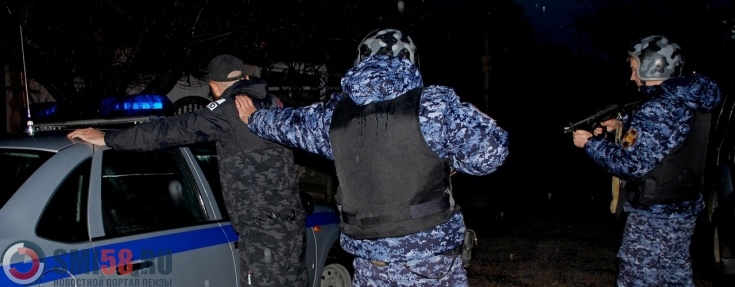 В Пензе дебоширы разбили входную дверь и вывеску бара