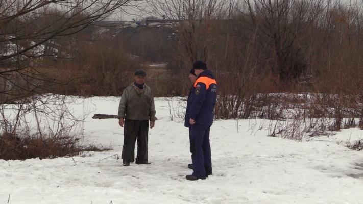 В Пензе дачник и рыбак спасли провалившегося под лед ручья мужчину