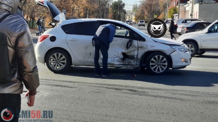 На улице Гагарина в Пензе Opel остался с дырой в двери после ДТП