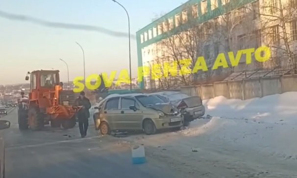 На улице Гагарина в Пензе снегоуборщик повредил четыре припаркованных автомобиля