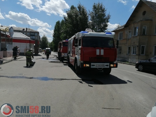 Несколько пожарных машин приехали на улицу Лобачевского в Пензе
