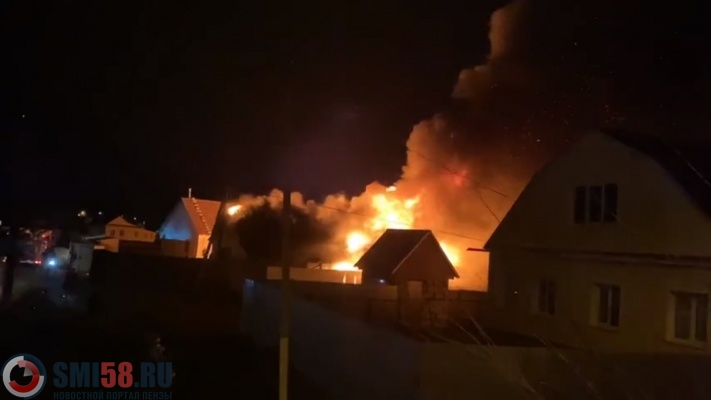 Более 20 пожарных тушили огонь в Бессоновке