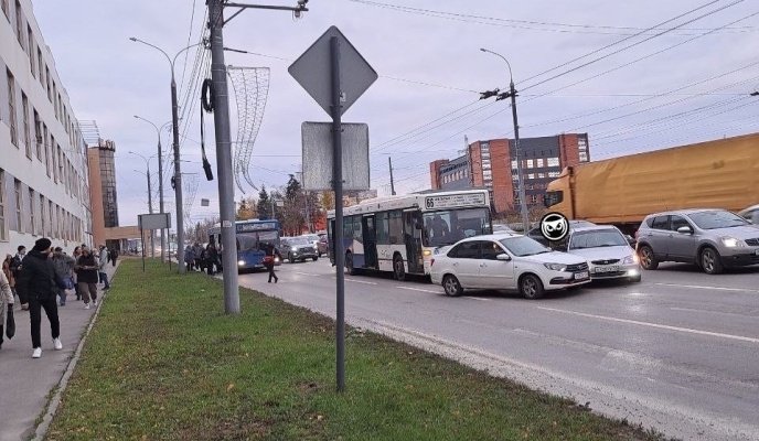 В Пензе два автомобиля столкнулись при попытке объехать сломавшийся автобус