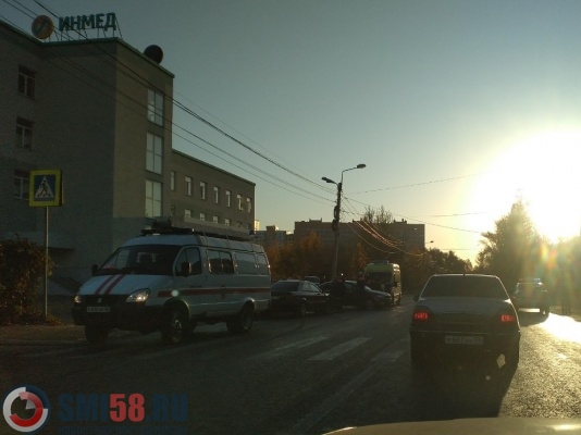 Скорая помощь и спасатели прибыли к месту ДТП на улице Рахманинова в Пензе
