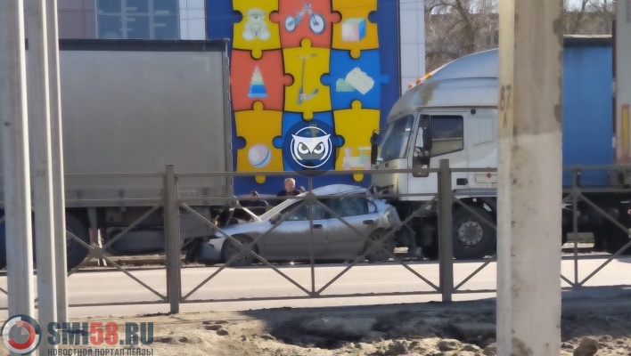 В ДТП с двумя грузовиками и легковым автомобилем в Пензе пострадала женщина
