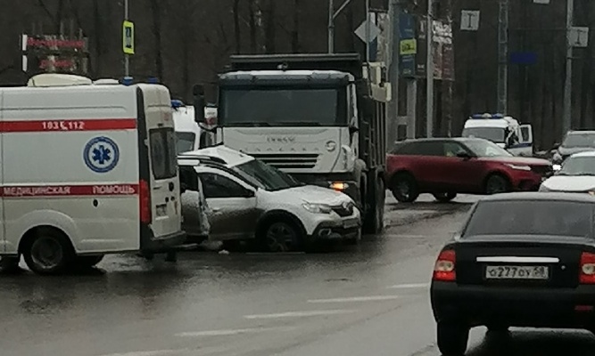 В ДТП с грузовиком на Западной Поляне пострадал 38-летний мужчина