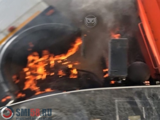 На улице Мира в Пензе загорелся МАЗ