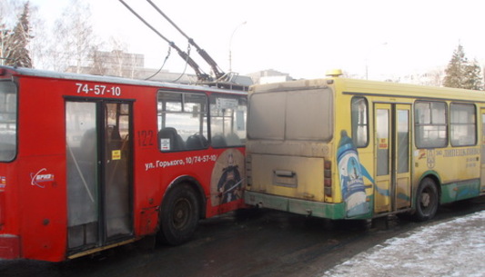 v-stolknovenii-avtobusa-s-trolleybusom-postradali-pyat-passazhirov