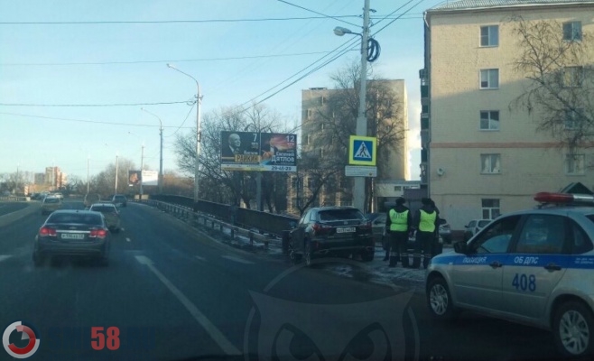 На Толстовском путепроводе в Пензе Lexus попал в серьезное ДТП