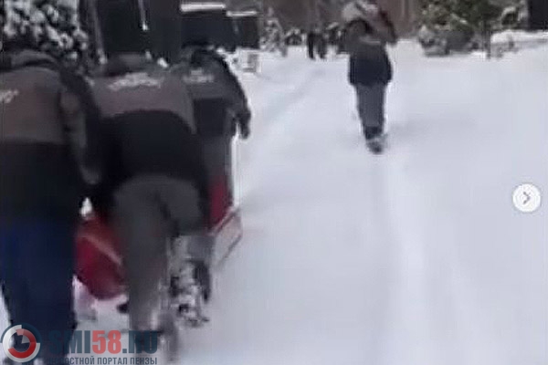 На кладбище в Пензе из-за большого снега гроб везли на санках