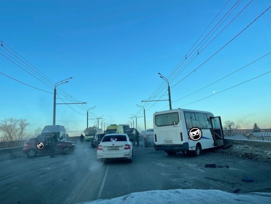 В массовом ДТП на Сурском мосту пострадали восемь человек