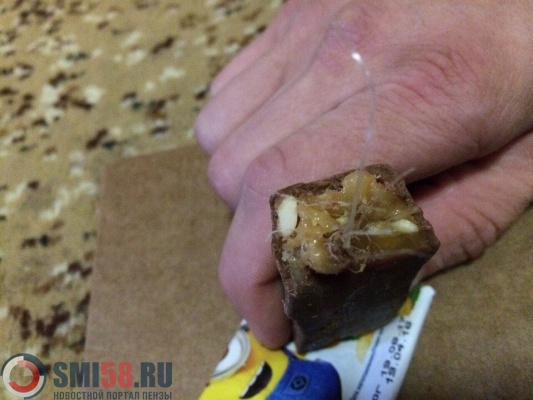 zhitel-penzy-kupil-konfetu-s-plastikovoy-nachinkoy