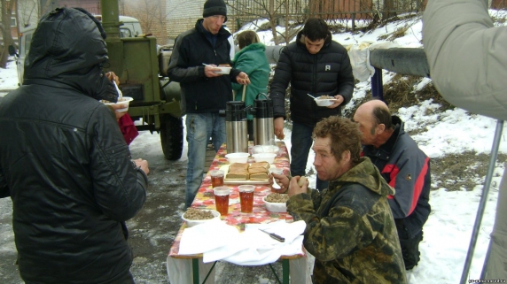 bezdomnym-vpervye-za-poltora-goda-dali-goryachey-edy