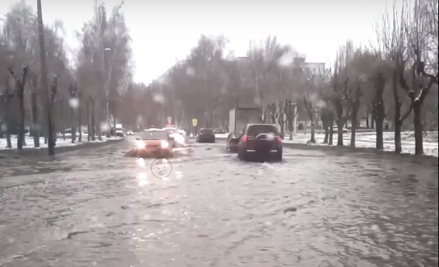 На улице Тернопольской в Пензе случился потоп из-за порыва на водопроводе