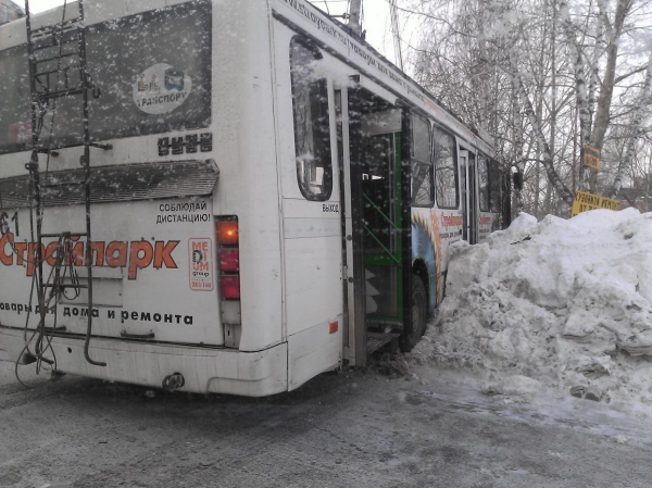 na-kalinina-passazhirskiy-avtobus-vletel-v-stolb