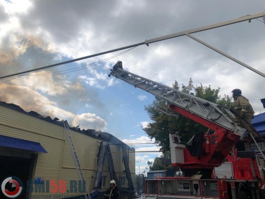 Кровля ангара загорелась на улице Энгельса в Пензе