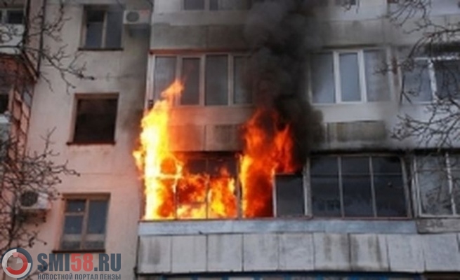 v-penze-na-ulitse-rossiyskoy-zagorelsya-balkon-v-zhiloy-mnogoetazhke