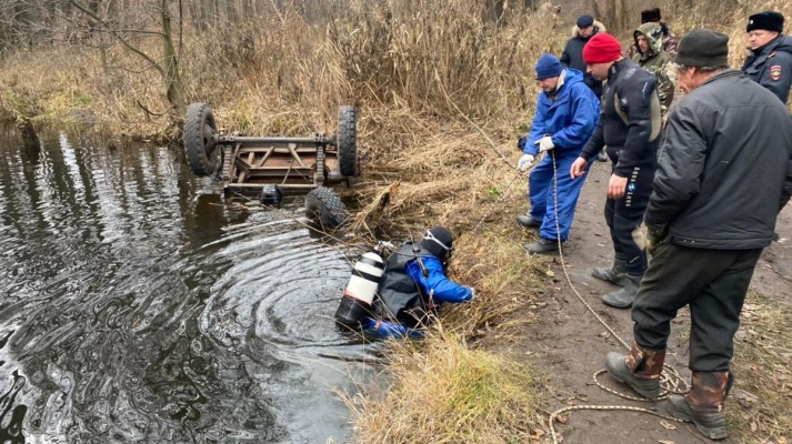 Появились фото с места гибели мужчины в затонувшем тракторе в Сердобском районе