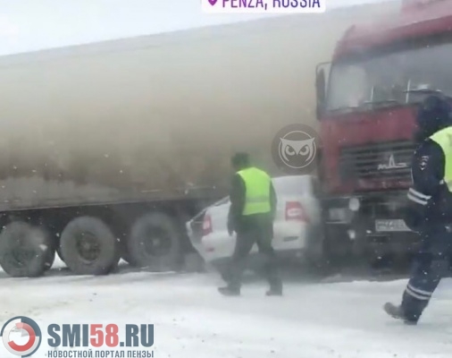 На трассе под Пензой «Приора» влетела под фуру