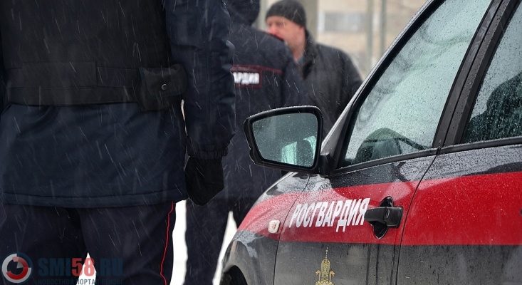 zhitel-zarechnogo-vypil-alkogol-s-prilavka-i-udaril-prodavtsa