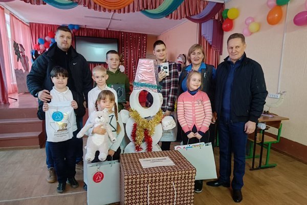 Детям Токмака вручили загаданные ими на «Елке желаний» подарки из Пензы