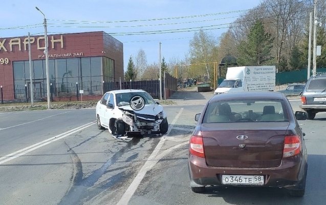 На въезде в пензенский Спутник раскурочило «Гранту»