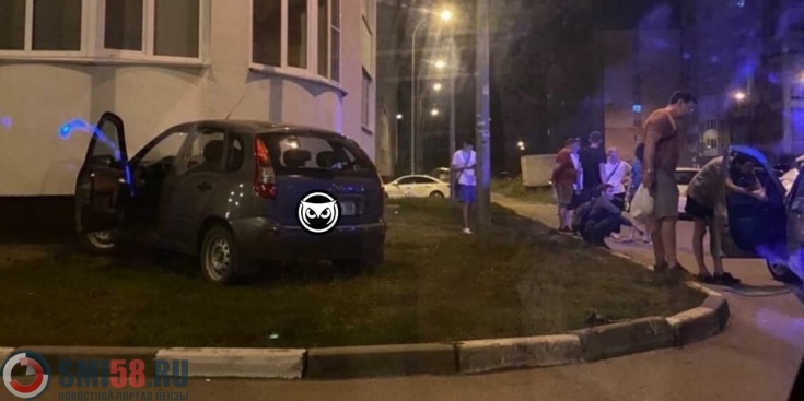 На улице Антонова в Пензе автомобиль врезался в дом