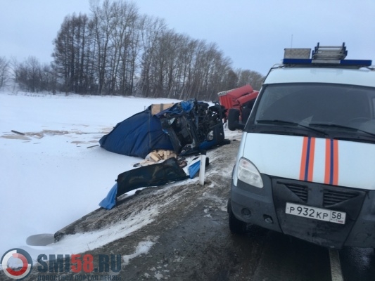 Доставать труп водителя из ГАЗели после ДТП под Пензой пришлось спасателям