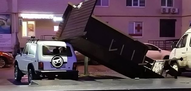 В Пензе остановка упала на автомобиль