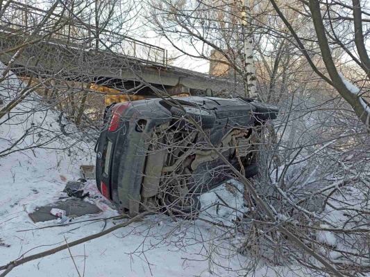 В упавшем с моста на улице Рябова в Пензе BMW обнаружен труп