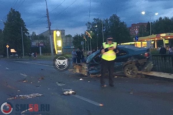 В Пензе машину разорвало на части в ДТП на мосту у ЦНТИ