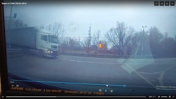 Момент столкновения фуры с легковушкой на выезде из Пензы попал на видео