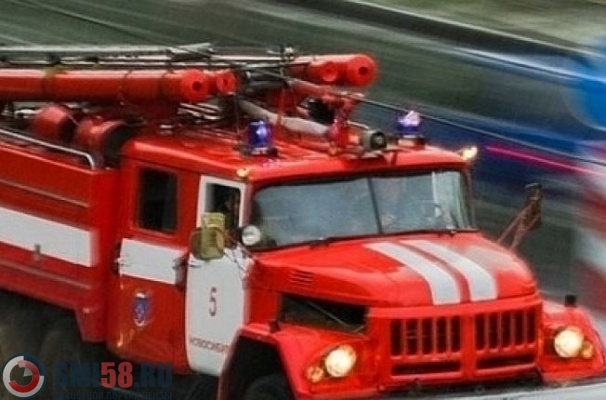 v-penze-iz-goryashchego-doma-po-3-mu-proezdu-zarubina-spasena-postradavshaya-zhenshchina