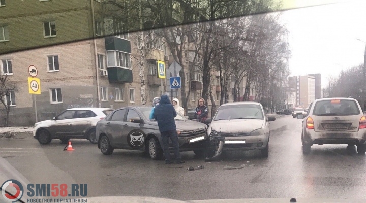 В Пензе автомобиль с ребенком в салоне попал в ДТП