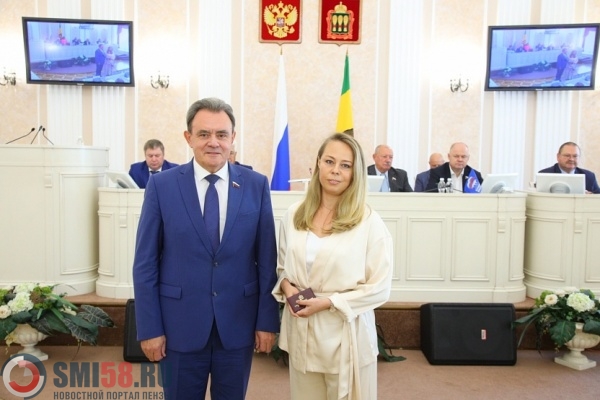 natale-nazarovoy-vrucheny-udostoverenie-i-znak-deputata-penzenskogo-zaksobraniya