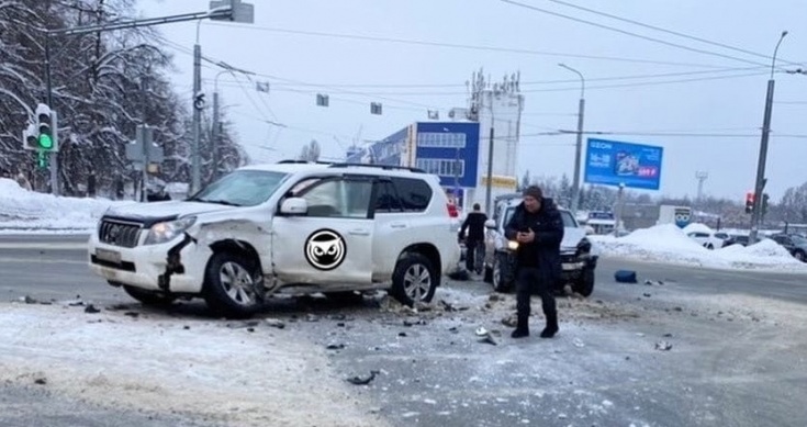 Toyota Land Cruiser лишилась колеса в ДТП на улице Гагарина в Пензе