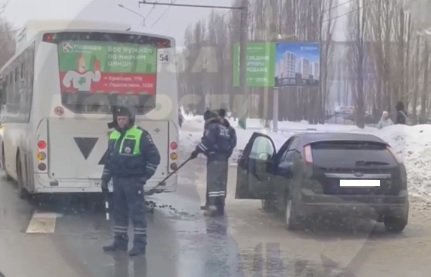В Пензе водитель автобуса сбил вышедшего из машины таксиста