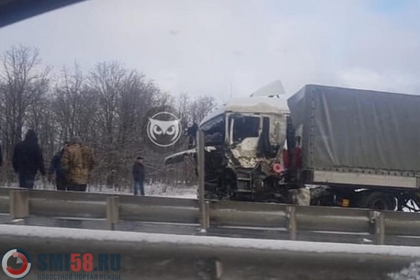 Соцсети: На трассе под Пензой раскурочило фуру