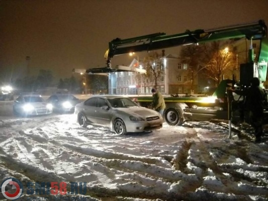 nochyu-s-privokzalnoy-ploshchadi-penzy-evakuirovali-4-avtomobilya