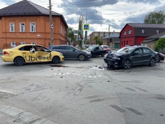 В центре Пензы такси попало в жесткое ДТП