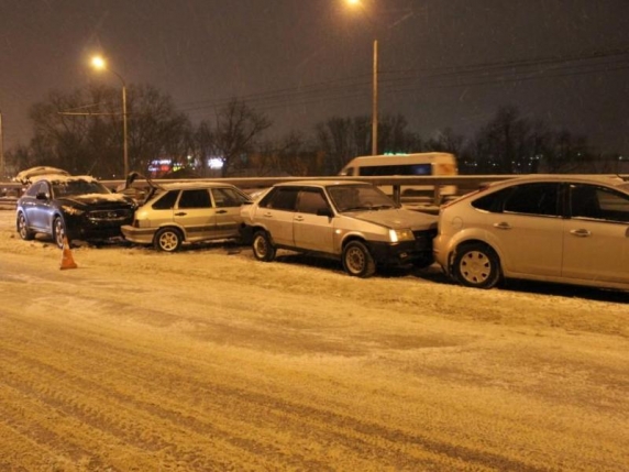 damochka-na-infiniti-ustroila-svalku-iz-chetyrekh-avto