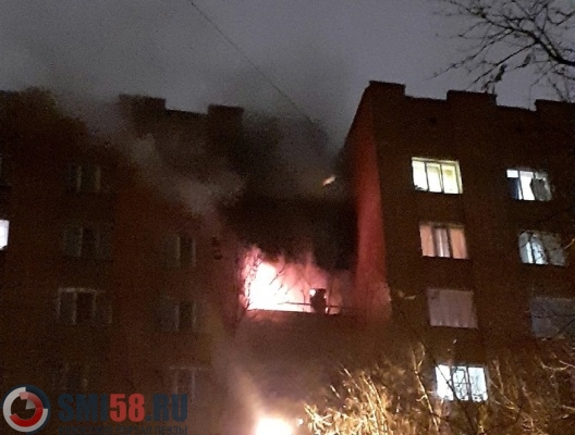 На улице Ульяновской в Пензе ночью загорелась многоэтажка