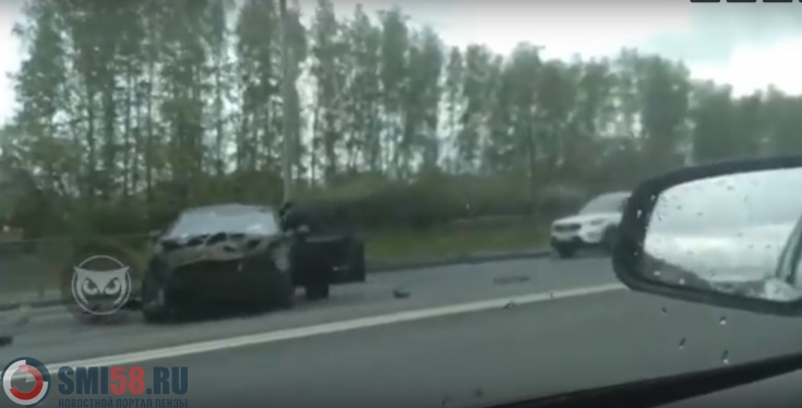 Девушка лежит на асфальте на месте страшного ДТП под Пензой