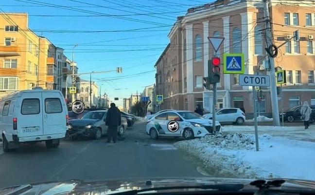 На перекрестке Володарского-Горького в Пензе такси попало в ДТП