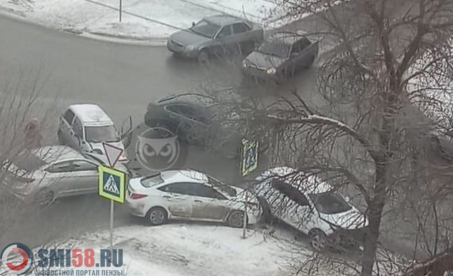 В массовом ДТП на перекрестке Чкалова-Куйбышева в Пензе пострадали два человека