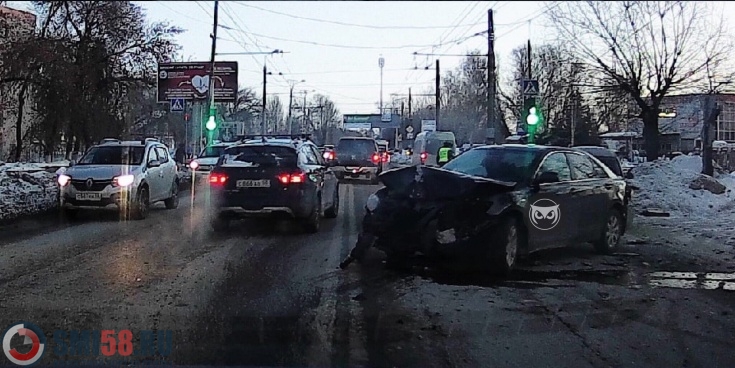 В Сети обсуждают момент жесткого ДТП на улице Аустрина в Пензе